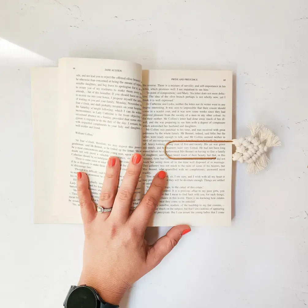 Handmade Macrame Bookmark – Boho Clip for Book Lovers: Lilac